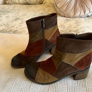 Vintage style ankle cut, boot suede.